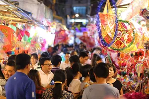 Nhiều người trẻ đến phố lồng đèn Lương Nhữ Học (quận 5)  chủ yếu chụp hình check-in để khoe trên mạng xã hội.  Ảnh: DŨNG PHƯƠNG