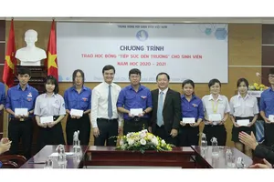 Trao 20 suất học bổng “Tiếp sức đến trường” 
