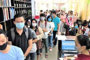 Nhóm bạn trẻ tham gia hiến máu nhân đạo tại quán trà và thiền trên đường Phạm Ngọc Thạch (quận 3, TPHCM)