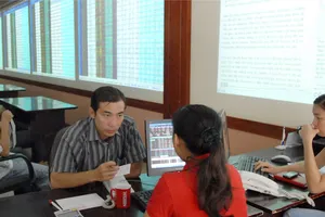 Nhà đầu tư nghe tư vấn mở tài khoản tại công ty chứng khoán. Ảnh: CAO THĂNG