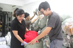 Phương Trang và các bạn trẻ đang sắp xếp áo mới  gửi về miền Trung