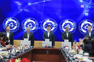 GS.TS Nguyễn Thanh Long, Bộ trưởng Bộ Y tế cùng các đại biểu ấn nút  khai trương Cổng Công khai y tế. Ảnh: Bộ y tế