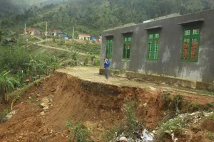   Toàn cảnh điểm sạt lở tại Trường Tiểu học Trà Lâm, trường thôn Trà Khương