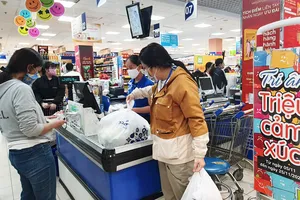 Đầu tuần đông kín khách hàng săn ưu đãi tại siêu thị Co.opmart