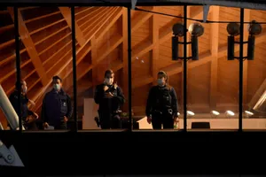 Các sĩ quan cảnh sát trước phiên tòa xét xử nhà ngoại giao Iran Assadollah Assadi, tại tòa án ở Antwerp, Bỉ vào ngày 27 tháng 11 năm 2020. Ảnh: REUTERS