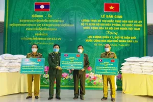 Hỗ trợ 75 tấn gạo cho lực lượng quản lý, bảo vệ biên giới Lào