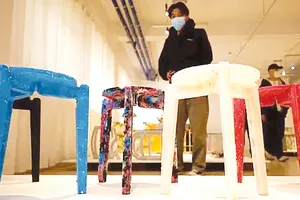 Tái chế khẩu trang thành ghế