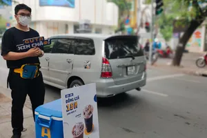 Sinh viên năm 2 một trường đại học, bán cà phê mang đi  tại góc đường Võ Văn Tần - Trương Định, quận 3  (ảnh chụp trưa 15-12). Ảnh: DŨNG PHƯƠNG