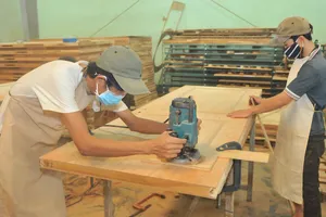   Sản xuất gỗ xuất khẩu tại Công ty gỗ Trường Thành. Ảnh: CAO THĂNG
