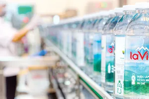 La Vie là hãng nước khoáng đầu tiên tại Việt Nam ra mắt sản phẩm sử dụng chai được làm  từ nhựa tái chế dùng cho ngành thực phẩm