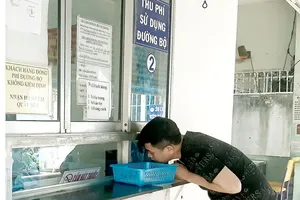 Đăng ký dịch vụ thu phí tự động không dừng  tại Trung tâm Đăng kiểm 50-06V, quận 7, TPHCM. Ảnh: ĐỨC TRUNG