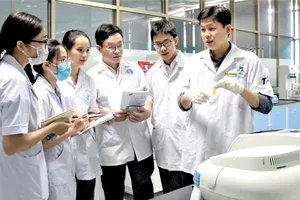 TS Nguyễn Hoàng Chinh đang hướng dẫn các sinh viên  tại phòng thí nghiệm Trường ĐH Tôn Đức Thắng 