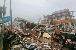 Nhiều ngôi nhà bị sập trong động đất ở Mamuju, Tây Sulawesi, Indonesia, ngày 15-1. Ảnh: AP.