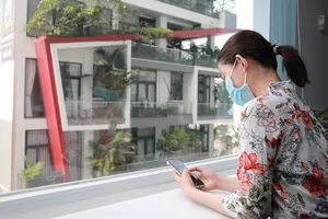 Một số bạn trẻ thích “thế giới một mình” hơn là kết nối bên ngoài và tạo lập những mối quan hệ xã hội.  Ảnh: DŨNG PHƯƠNG