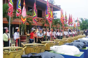 Các cô gái Thái trong đoàn rước trâu trước đền Chín Gian