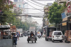 Chỉ một đoạn đường ngắn La Phù ở xã La Phù  nhưng san sát cơ sở sản xuất, kinh doanh bánh kẹo 