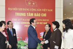 Bí thư Thành ủy TPHCM Nguyễn Văn Nên trao đổi cùng các  đại biểu đoàn TPHCM tại Đại hội XIII của Đảng trong ngày 29-1. Ảnh VIẾT CHUNG