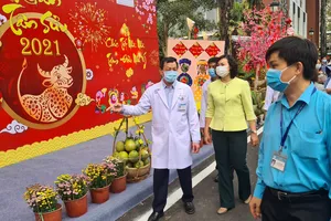 Phó Chủ tịch UBND TPHCM Phan Thị Thắng tham quan đường hoa tại BV Chợ Rẫy