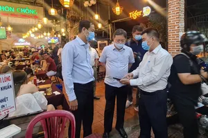 Đồng chí Dương Anh Đức (thứ hai từ phải qua) kiểm tra  công tác phòng chống dịch tại một nhà hàng ở quận 3, TPHCM. Ảnh: THÀNH AN