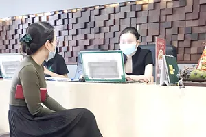 Nhân viên một cơ sở làm đẹp trên đường 3-2 (quận 10)  tư vấn cho khách