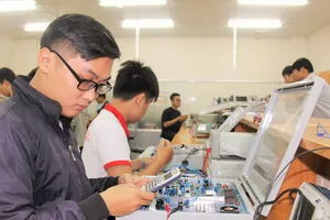 Sinh viên ngành Kỹ thuật điện tử - viễn thông Trường ĐH Quốc tế (ĐH Quốc gia TPHCM)  trong giờ học thực hành 