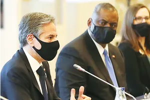 Ngoại trưởng Mỹ Antony Blinken (trái) và Bộ trưởng Quốc phòng  Lloyd Austin hội đàm với các quan chức đồng cấp Nhật Bản