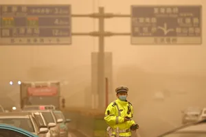 Bụi dày đặc trên đường phố Thiên Tân, Trung Quốc. Ảnh: THX