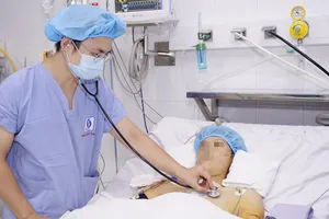 Bác sĩ thăm khám cho bệnh nhân sau phẫu thuật