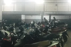 Sàn tầng lửng hầm thi công trong khi hầm xe chung cư vẫn hoạt động