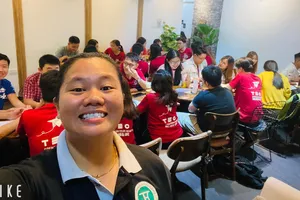  Một buổi sinh hoạt của các bạn tại một quán cà phê