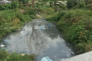 Rạch Suối Nhum đoạn qua Đại học Quốc gia TPHCM  vẫn còn nguyên trạng, vừa ô nhiễm lại mất mỹ quan