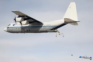 Chiếc C-130 thả drone giữa không trung