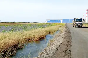 Xỉ than của nhà máy nhiệt điện Duyên Hải  được xử lý làm đường nội bộ, chịu tải tốt