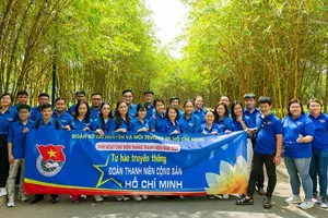 Các bạn trẻ tìm hiểu lịch sử truyền thống ở Khu tưởng niệm liệt sĩ Ngã ba Giồng,  huyện Hóc Môn, TPHCM 