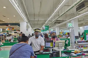 Nhân viên siêu thị tại Bangkok đeo khẩu trang và che mặt để phòng, ngừa Covid-19