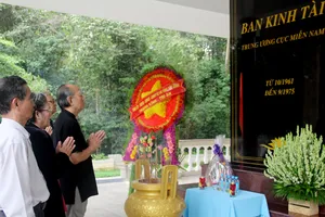 Các cô chú đơn vị N.2683 thắp nhang trước bia kỷ niệm thành lập  Ban Kinh tài tại Trung ương Cục miền Nam (tỉnh Tây Ninh)