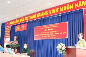 Tổ ứng viên ĐB HĐND TPHCM gồm 3 ứng viên nữ tiếp xúc cử tri  vận động bầu cử tại huyện Bình Chánh. Ảnh: MAI HOA