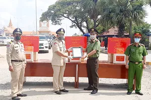 Công an TPHCM và Long An trao tặng kinh phí, trang thiết bị y tế  cho Cảnh sát Hoàng gia Campuchia
