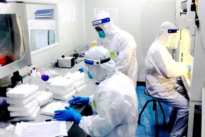 Cán bộ phòng xét nghiệm virus SARS-CoV-2 của CDC Bắc Ninh làm việc cả ngày đêm