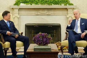 Tổng thống Mỹ Joe Biden (phải) trong cuộc hội đàm với người đồng cấp Hàn Quốc Moon Jae-in (trái) tại Nhà Trắng, Washington, ngày 21-5-2021. Ảnh: YONHAP