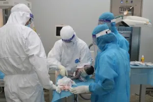 Các bác sĩ mổ cấp cứu cho bệnh nhân. Ảnh: VietnamPlus