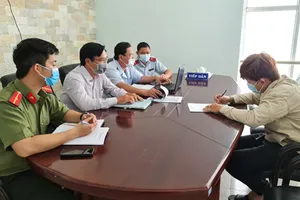 Ngày 6-5, ông Lê Quang H. (bìa phải) bị cơ quan chức năng  tỉnh Thừa Thiên - Huế phạt 5 triệu đồng vì phát tán tin giả về dịch Covid-19