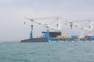 Tàu ngầm 183 - TPHCM được hạ thủy khỏi tàu Rolldoc của Hà Lan (tháng 3-2014)