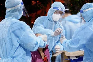 Lấy mẫu xét nghiệm cho người dân  trên địa bàn quận Bình Tân, TPHCM. Ảnh: THÀNH SƠN