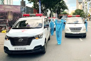 Những chuyến xe do Hà Nhi và Minh Trí hỗ trợ cùng đội ngũ y tế  đưa người đi điều trị, cách ly