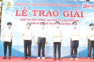 Ông Ko Chung Chih - Phó Tổng giám đốc Vedan Việt Nam trao giải “Cuộc thi báo tường, an toàn vệ sinh viên giỏi, đơn vị lao động  không tai nạn” năm 2021 cho các đại diện xuất sắc