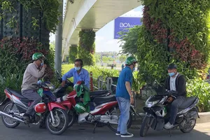 Nhiều người chạy dịch vụ xe công nghệ gặp khó khăn  do ảnh hưởng dịch Covid-19. Ảnh: Bùi Anh Tuấn