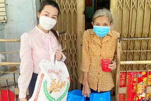 Cán bộ Ủy ban MTTQ Việt Nam phường 1, quận 5 trao quà tận tay  bà Trương Tuất Phương