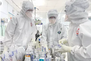 Các bác sĩ chuẩn bị điều trị cho bệnh nhân F0 nặng  tại Bệnh viện Trưng Vương, quận 10, TPHCM. Ảnh: HOÀNG HÙNG