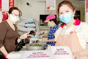 Chị Trần Hằng tham gia bếp cơm thiện nguyện  phát cho các khu cách ly